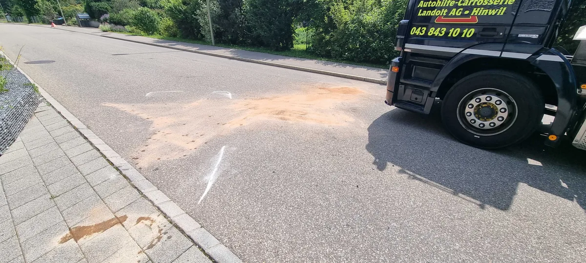 Das Auto kam auf dem Dach liegend auf der Strasse zum Stillstand. Man sieht eine Unfallstelle und ein stark beschädigtes Unfallauto.